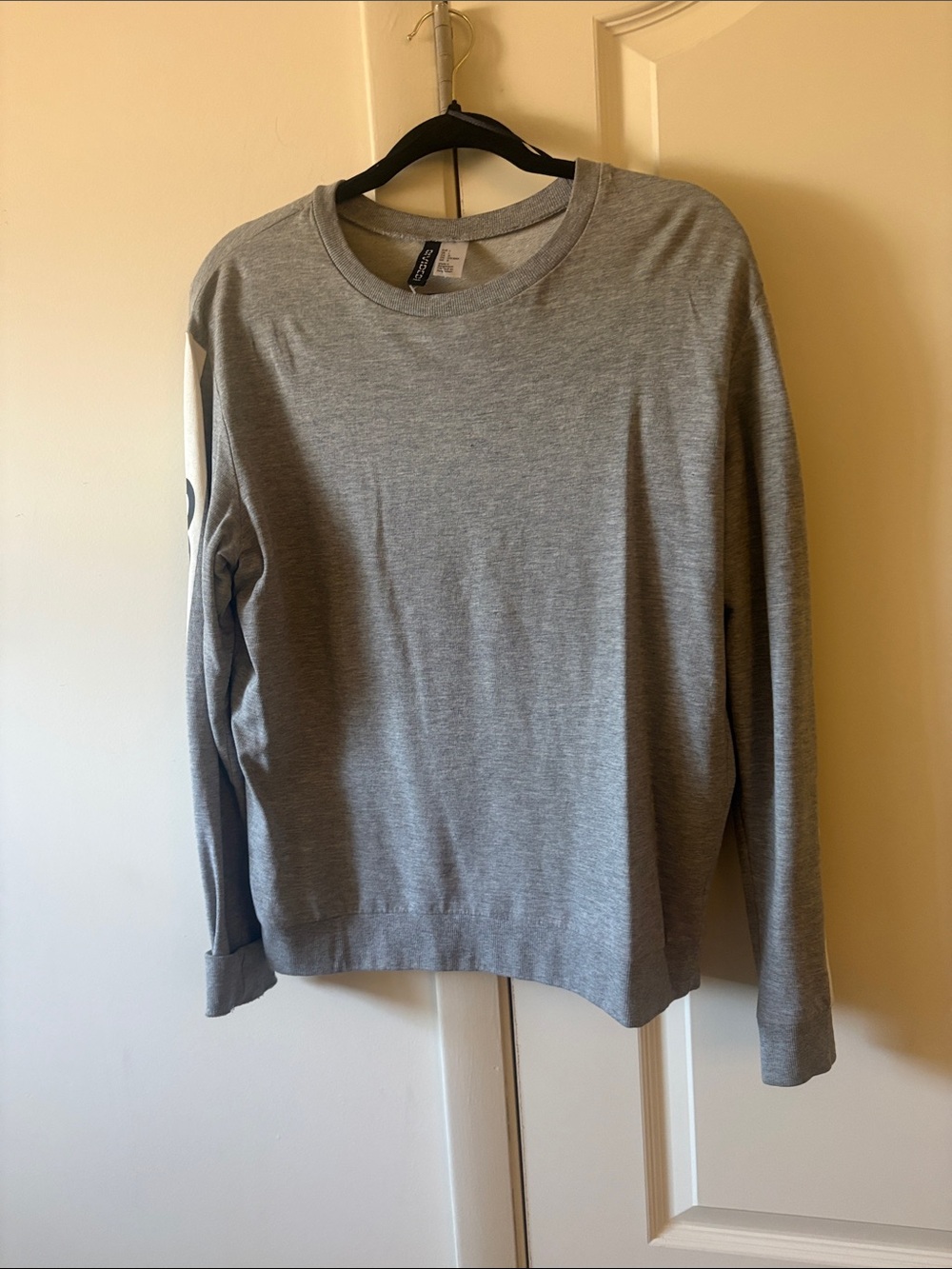 H&M Women's Light Gray Crewneck Sweatshirt